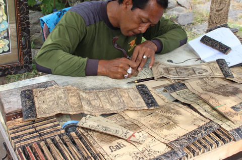 Die Herstellung von Lontar Bättern ist eine aufwendige balinesische Tradition