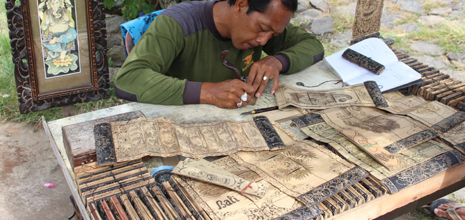 Die Herstellung von Lontar Bättern ist eine aufwendige balinesische Tradition